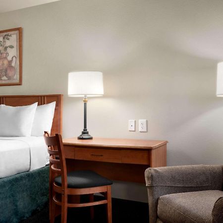 Travelodge By Wyndham Clinton Valley West Court Dış mekan fotoğraf