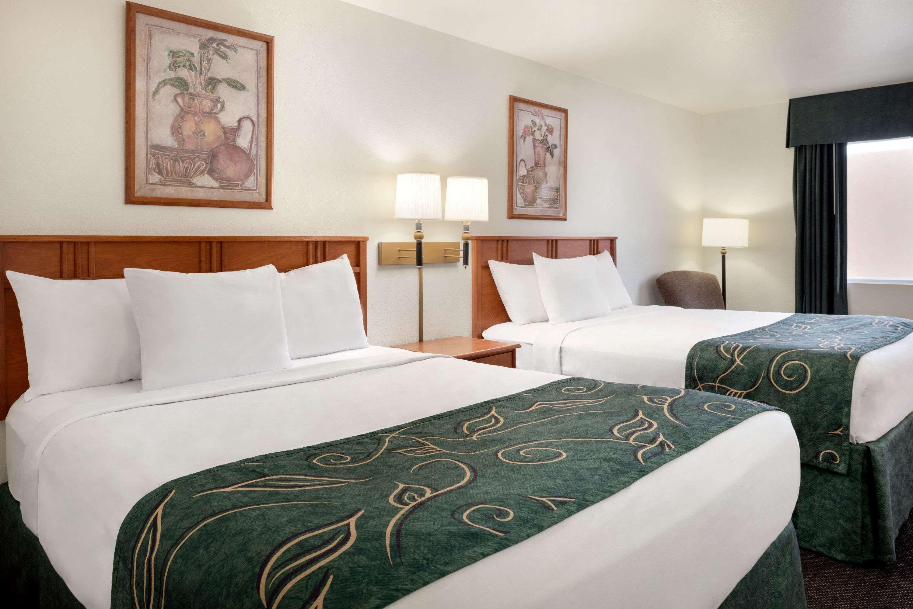 Travelodge By Wyndham Clinton Valley West Court Dış mekan fotoğraf