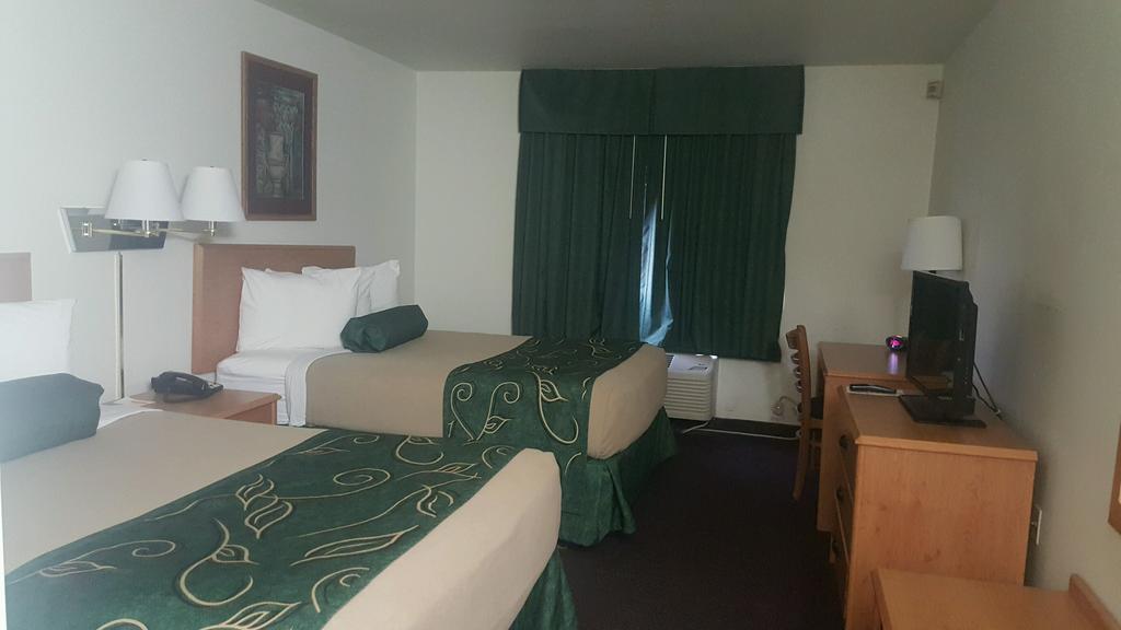 Travelodge By Wyndham Clinton Valley West Court Dış mekan fotoğraf